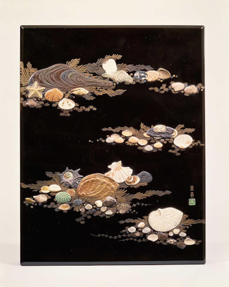 Cutie de rechizite cu model cu scoici în maki-e by Ogawa Haritsu - 1663 - 1747 - 313 x 145 x 405 cm 