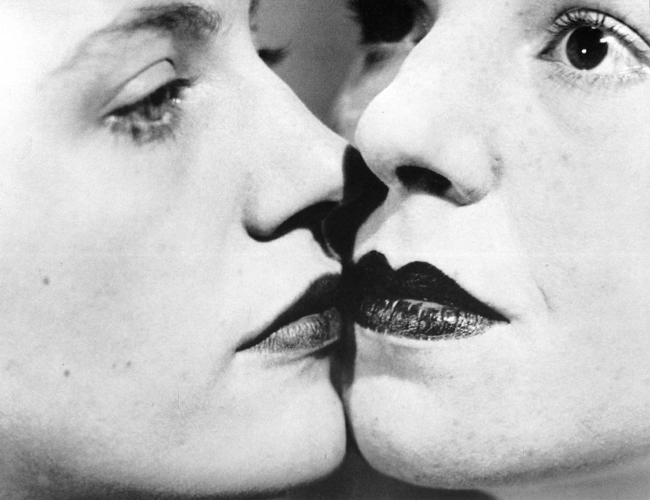 Το φιλί by Man Ray - 1935 - - 