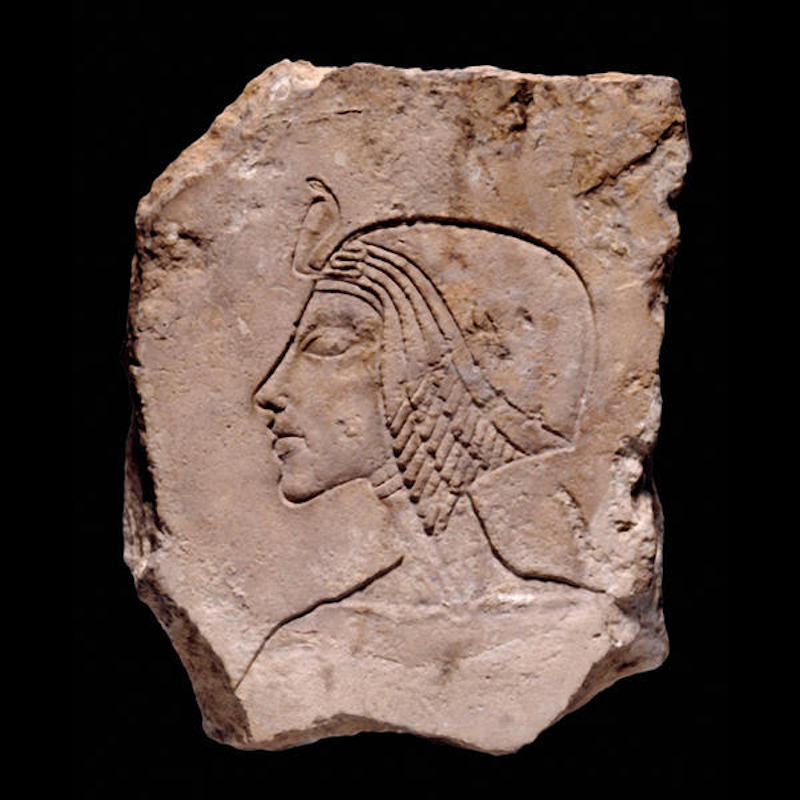 Kalkstenen fragment met het hoofd van een farao by Onbekende Artiest - 1390-1327 v. Chr. -  Hoogte: 17,5 cm; Breedte: 14 cm; Dikte: 5,7 cm 