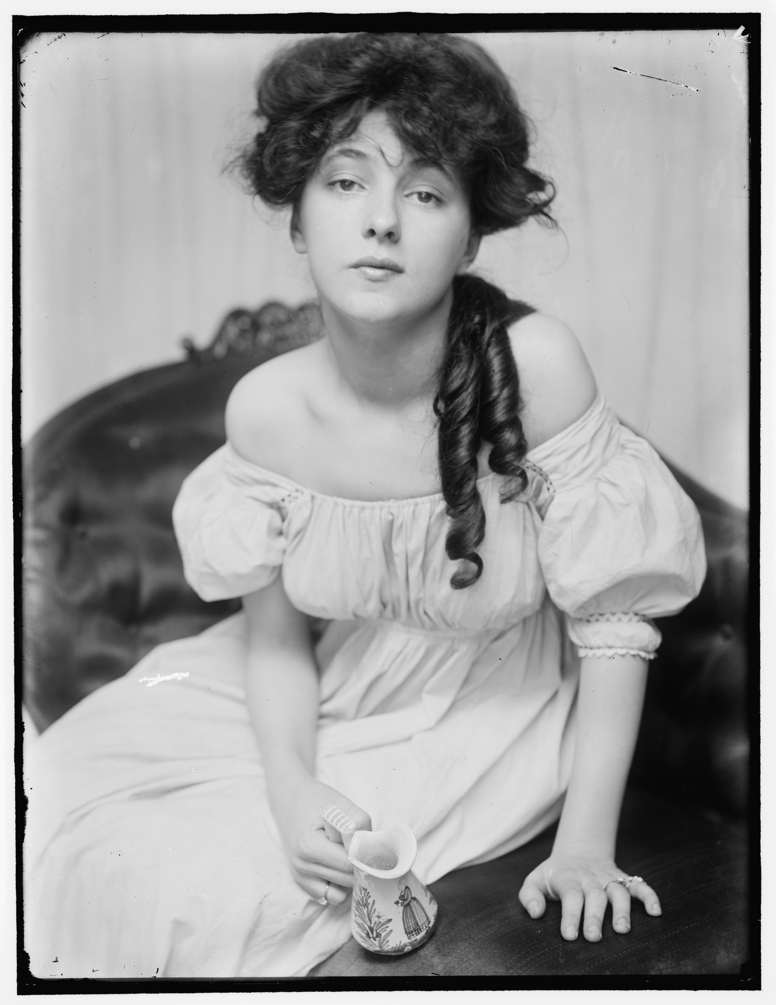 Evelyn Nesbit około 1900 roku w czasie, gdy została przyprowadzona do studia przez Stanforda White by Gertrude Käsebier - ok. 1900 - 8 x 10 cali 