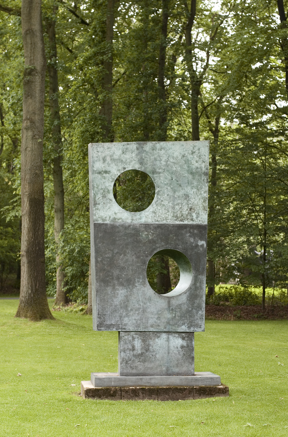 مربع با دو دایره by Barbara Hepworth - 1963 - 1964 - 3061 x 1372 x 318 cm 