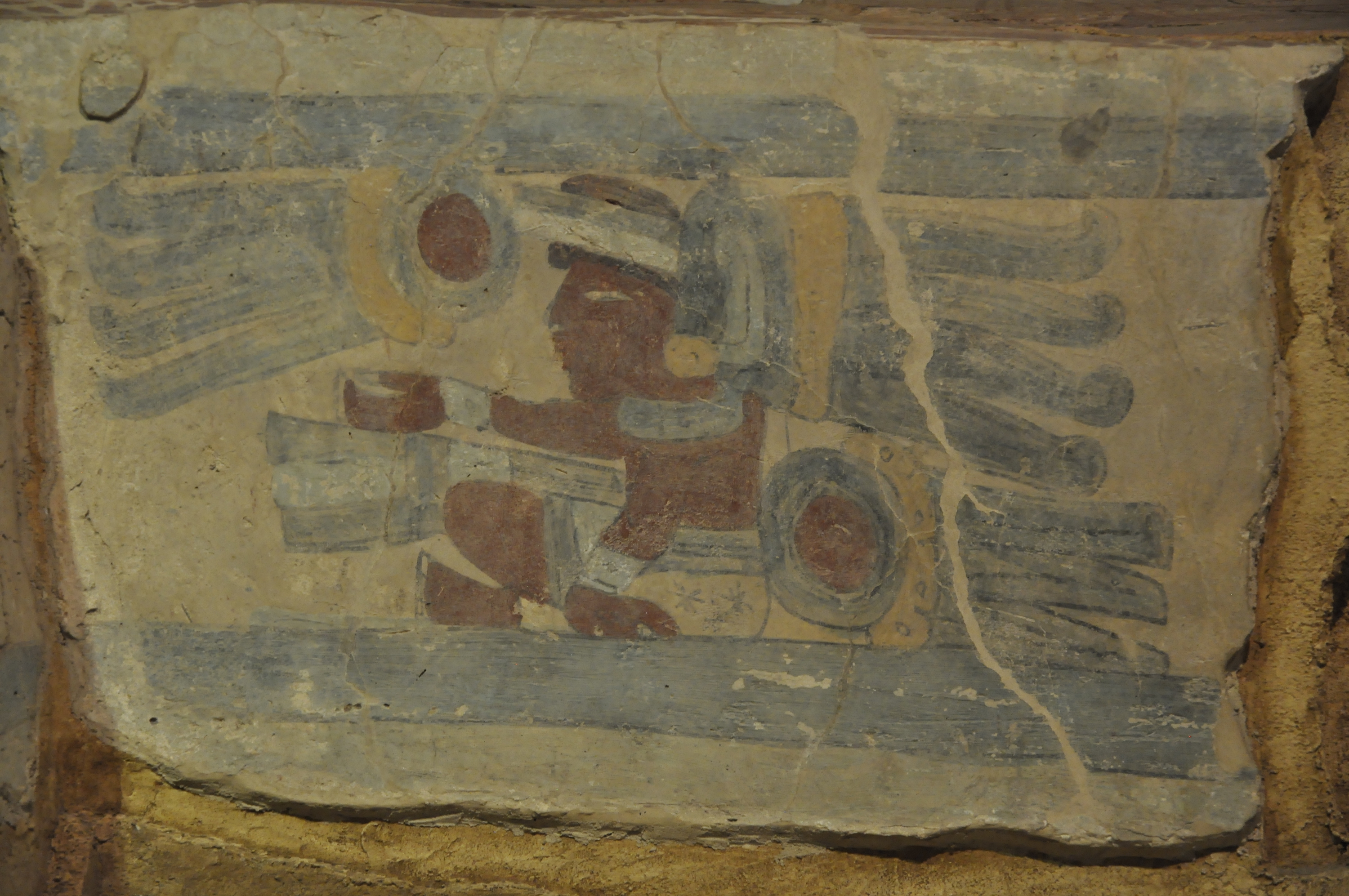 Fragment 4884: Person mit Tezcacuitlapilli by Unbekannter Künstler - 600-900 - 0.79 x 0.45 m. Museo Nacional de Antropología, México