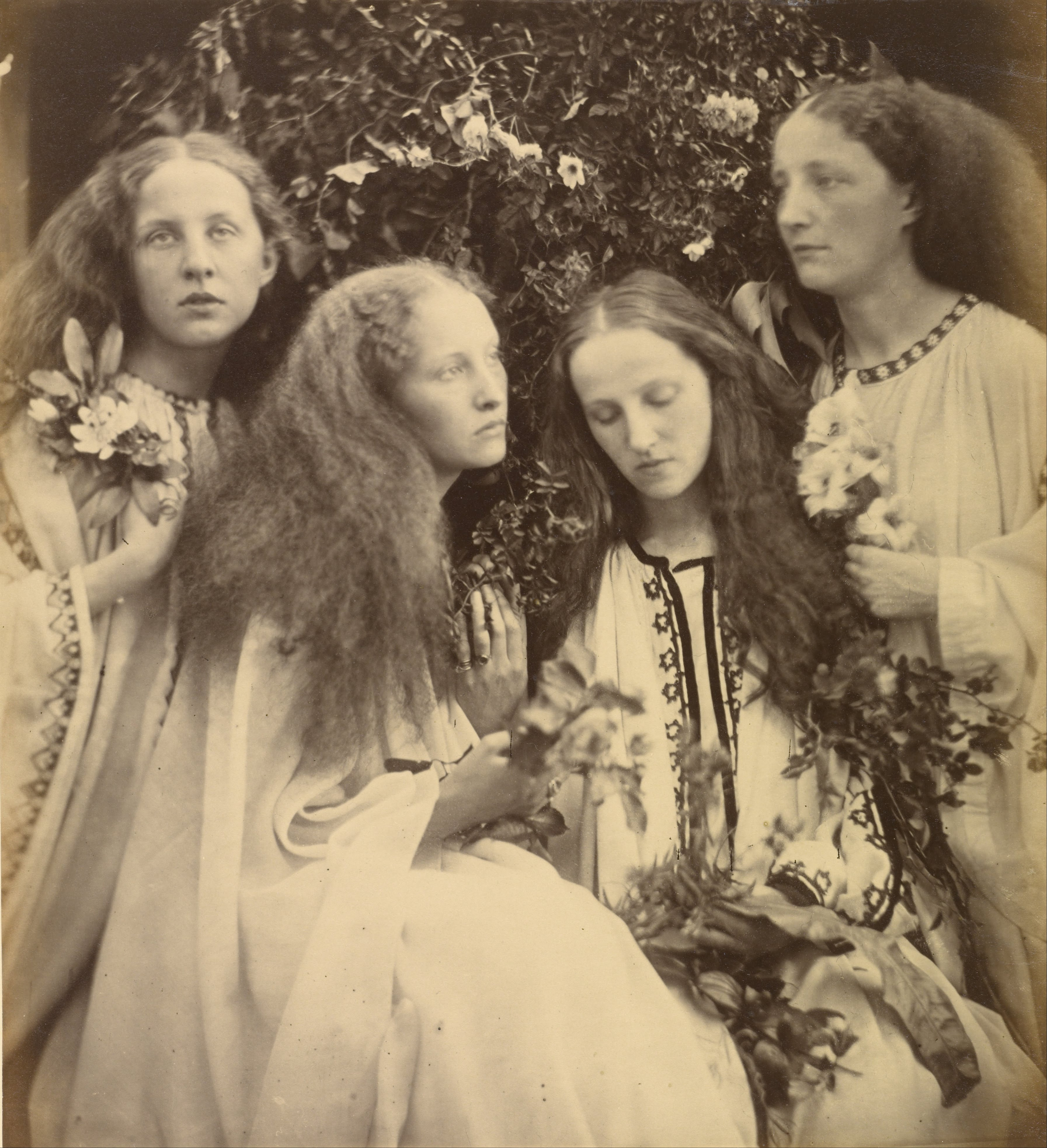 女孩們的玫瑰蓓蕾花園 by Julia Margaret Cameron - 1868 6月 - 26.7 x 29.4 cm 