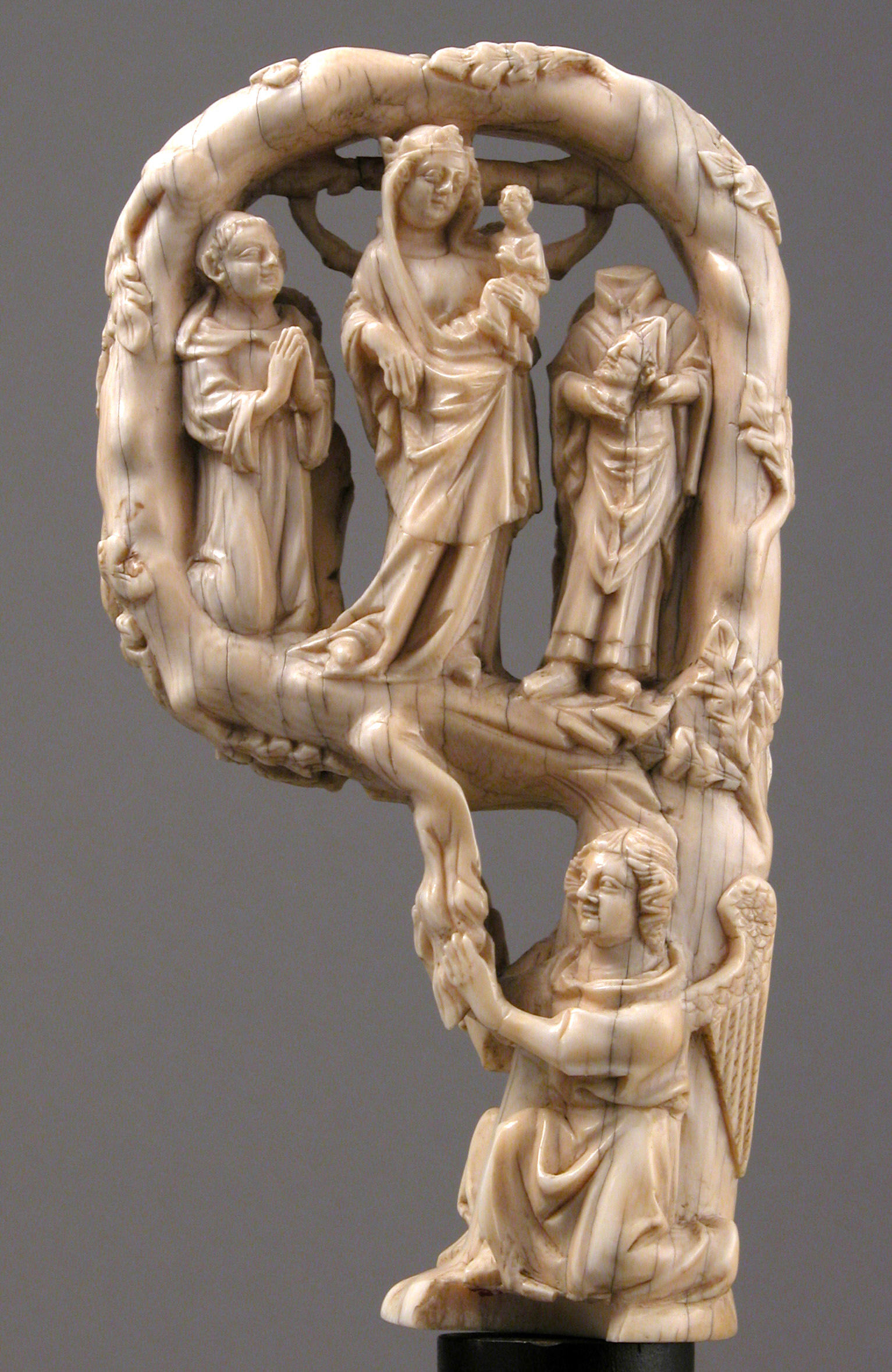 Kop van kromstaf: De maagd Maria en het kind Jezus by Onbekende Artiest - ca. 1350 - 14.8 x 8 x 3.8 cm 