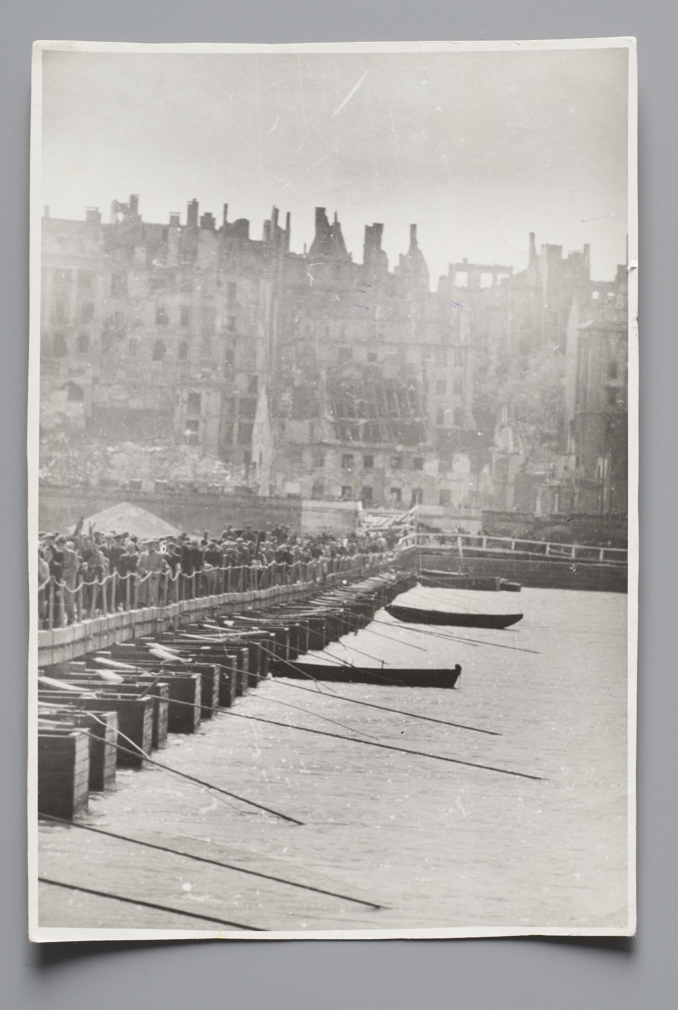 Фотографічний принт, що документує повернення варшав'ян до зруйнованого міста by Zofia Chomętowska - березень-квітень 1945 - 16,7 × 11,4 см 