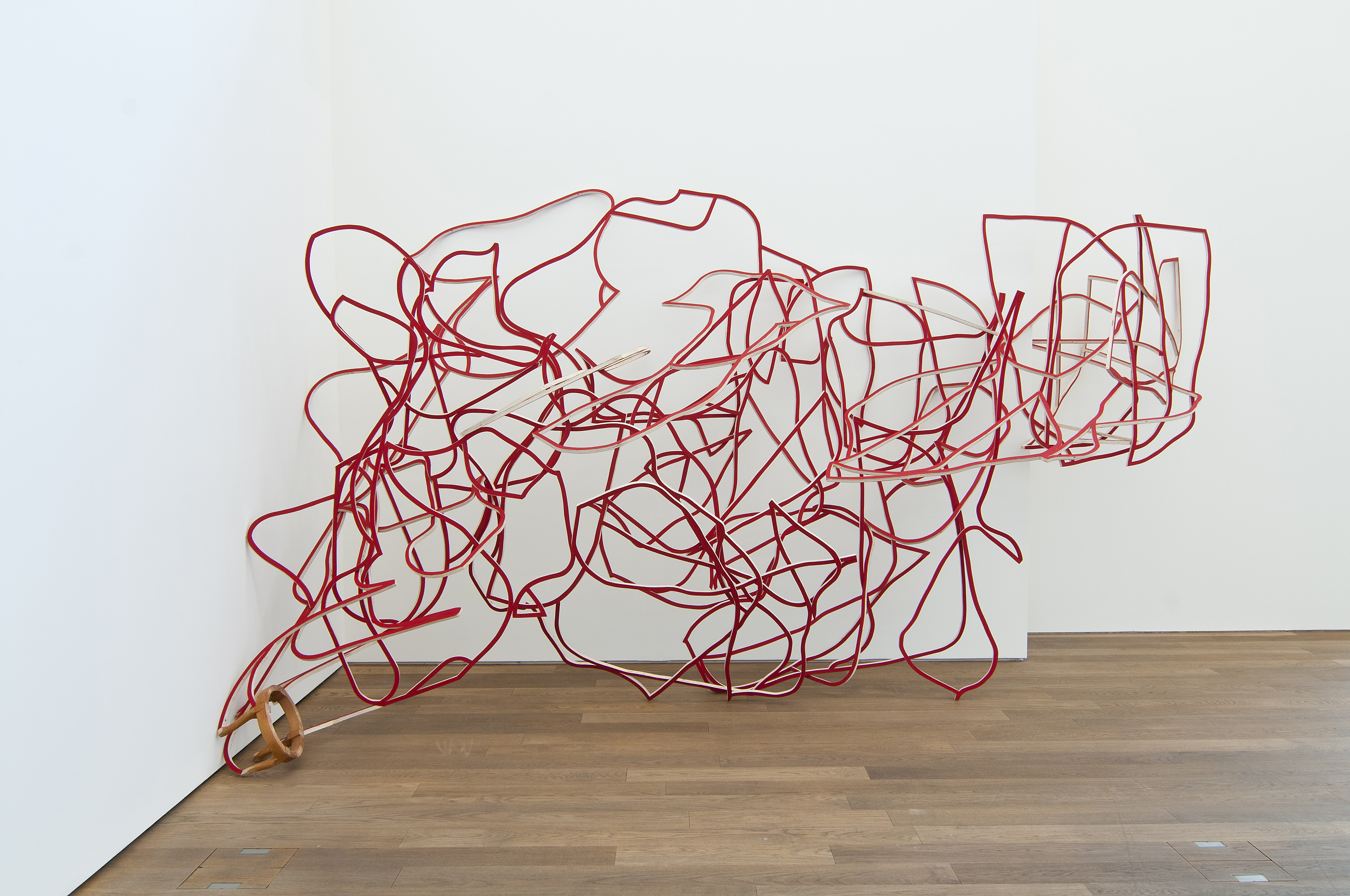 A fallal szemben. Hátrafelé by Miguel Ângelo Rocha - 2007-2008 - 228 x 487 x 152 cm 