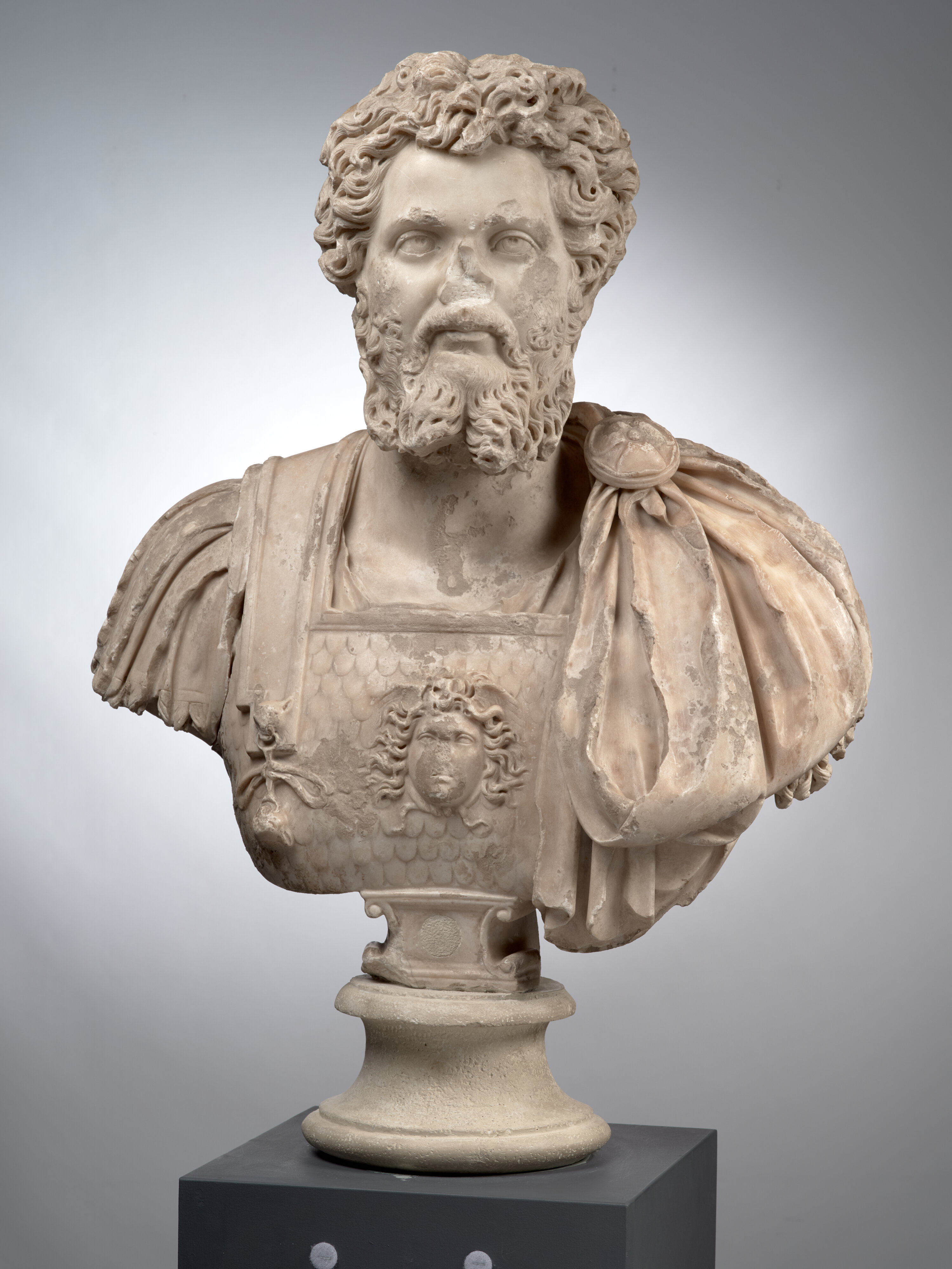Buste van Septimius Severus in uniform by Onbekende Artiest - tussen 195 en 203 - 73,5 x 66 cm 