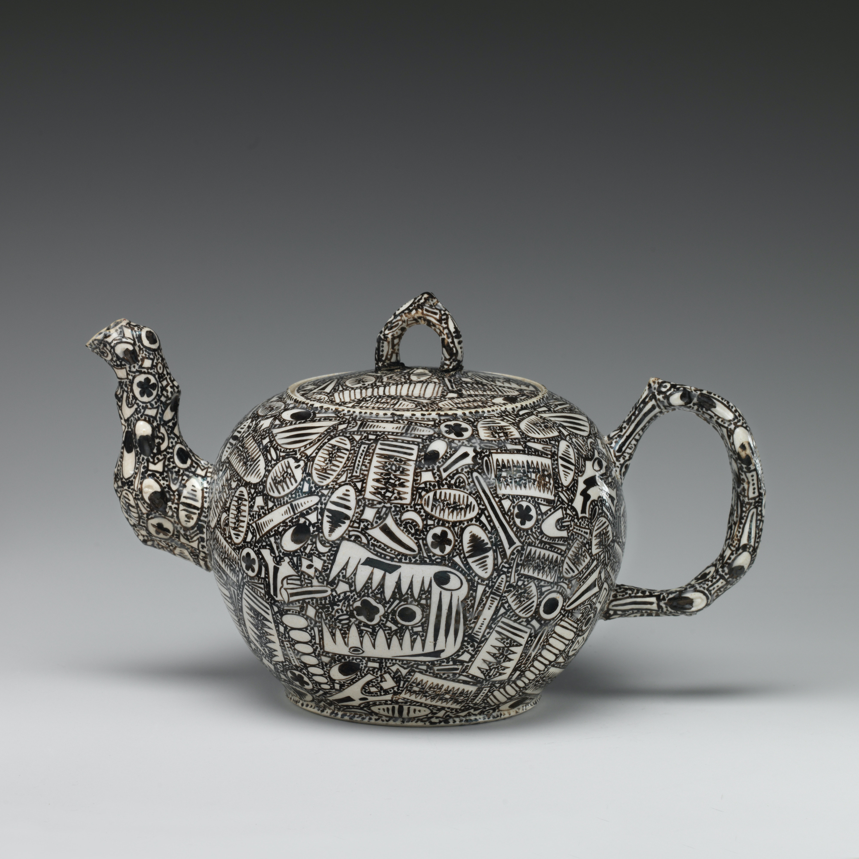 用化石花纹装饰的茶壶 by 未知艺术家  - 约1760–65 - 10.8 × 18.4 厘米 