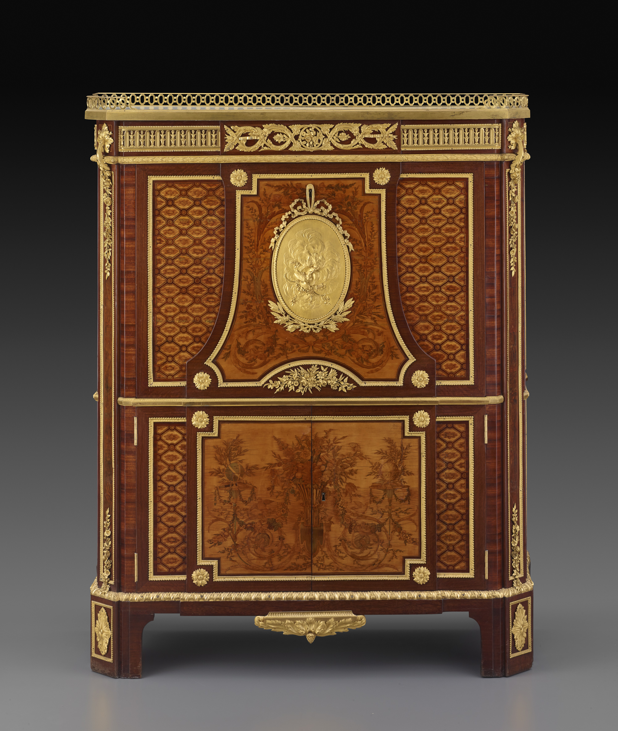 लिखने की मेज़ by Jean-Henri Riesener - १७८० और १७९० ई. - १४३.२ × ११५.६  × ४३.८ से.मी. 