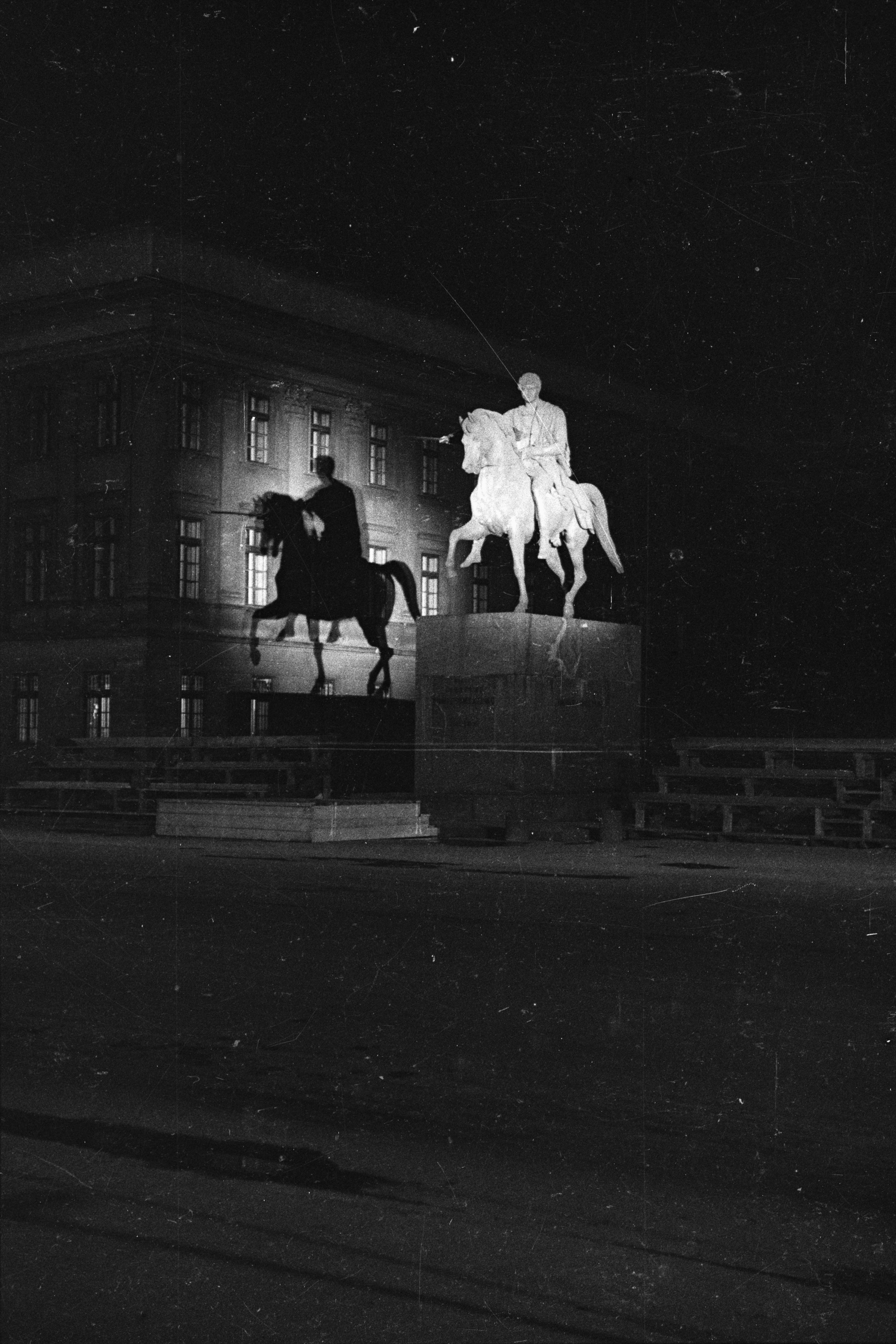 Het standbeeld van Prins Józef Poniatowski by Zofia Chomętowska - 1938 - 24 x 36 mm 
