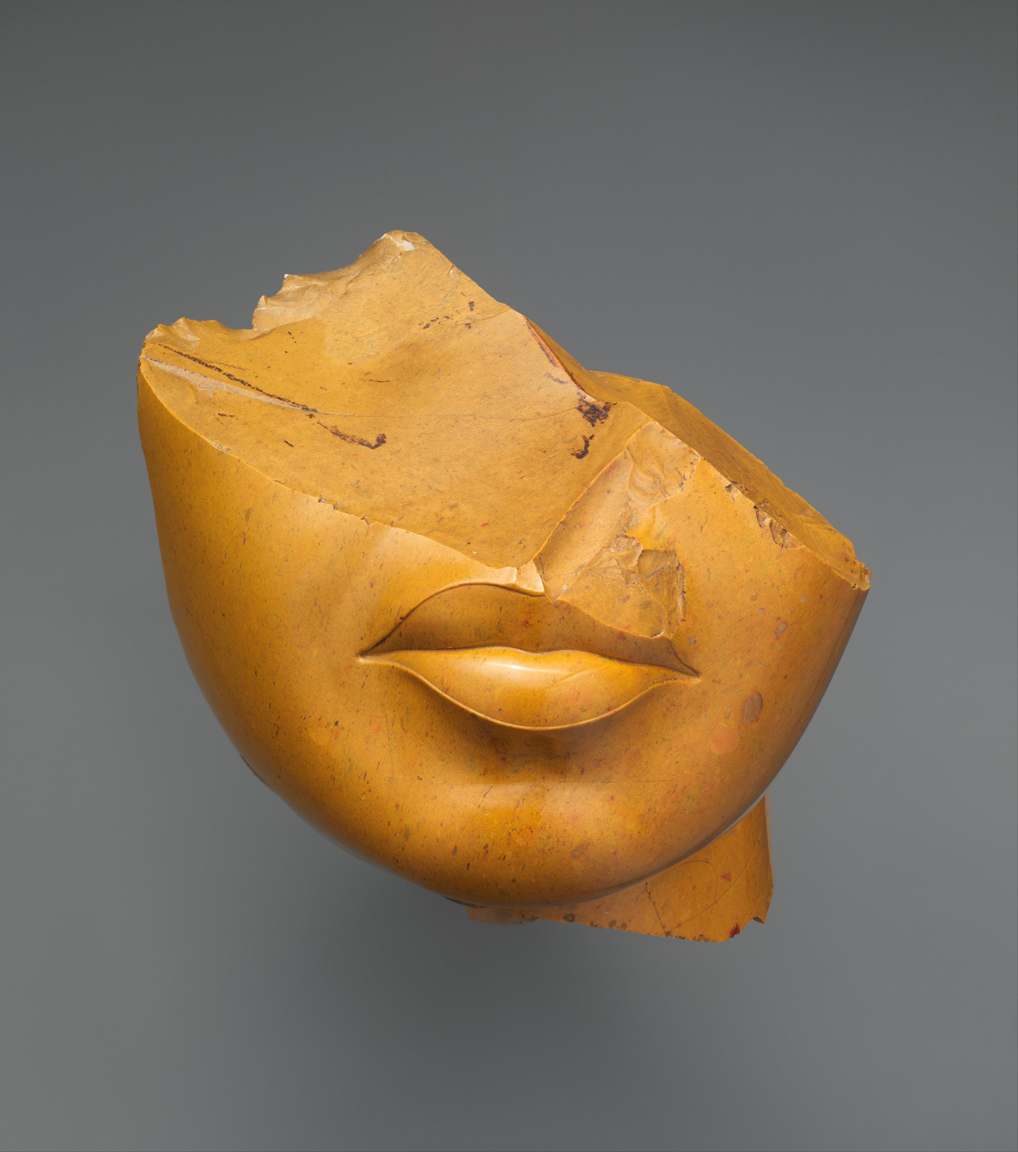 रानी के चेहरे का एक टुकड़ा by Unknown Artist - १३५३ - १३३६ ई.पू. - १३ x १२.५ x १२.५ से.मी. 