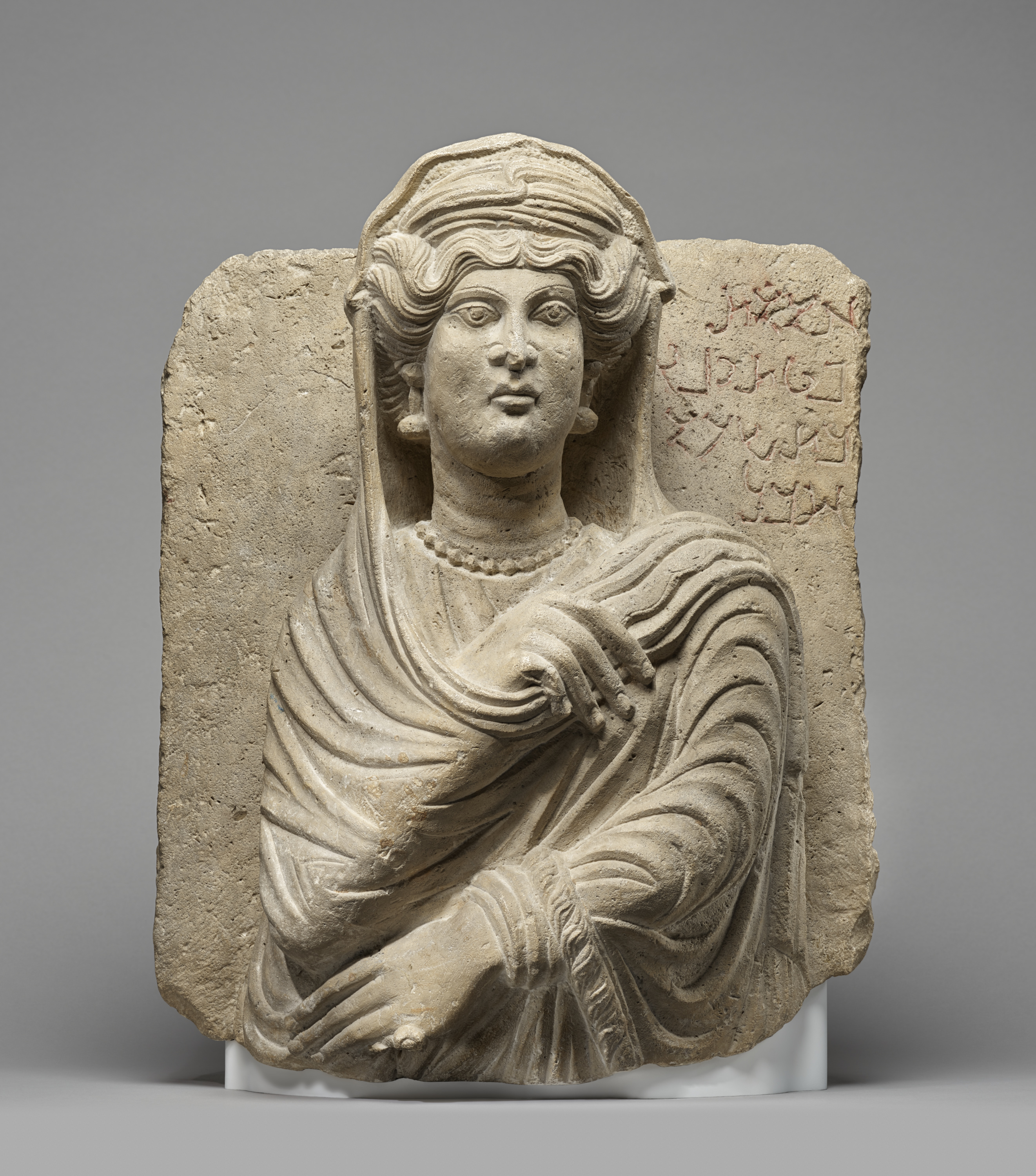 Relief funerar reprezentând-o pe Hadirat Katthina, fiica lui Sha'ad by Unknown Artist - 200–220 d.Hr - 50,8 × 40,6 × 20,3 cm 
