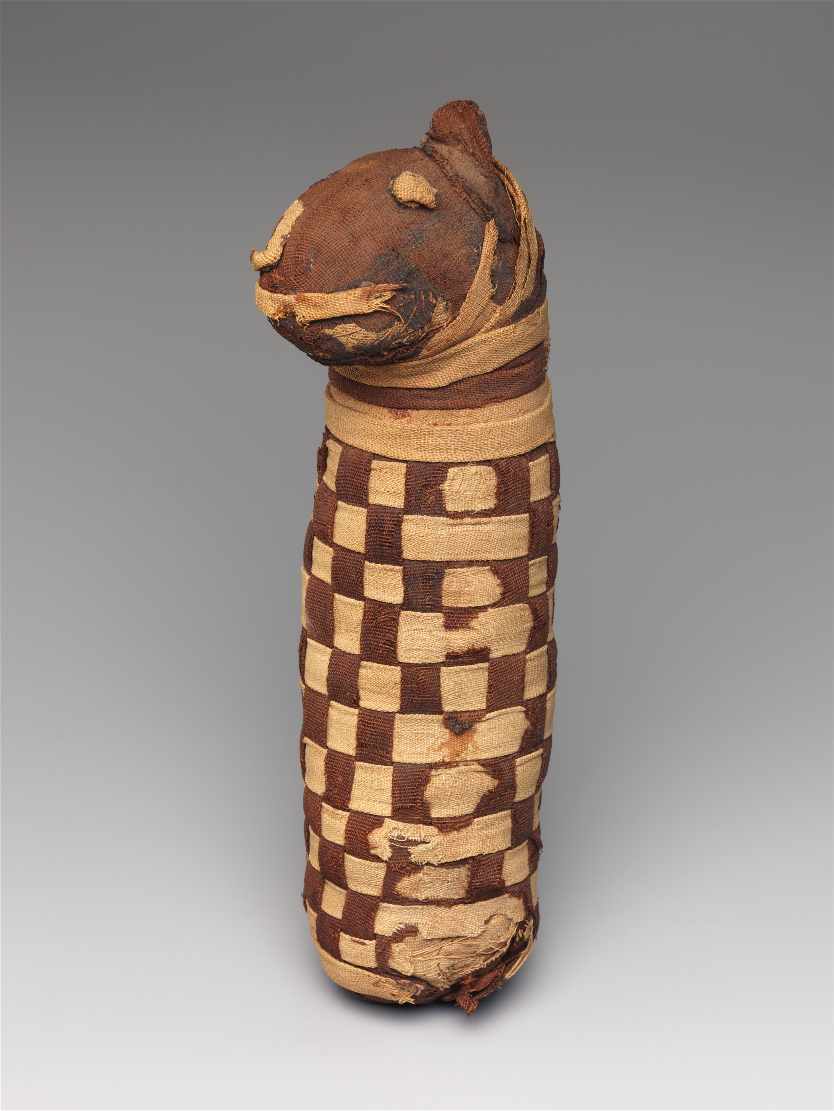 Köpek kemikleri içeren kutsal hayvan mumyası by Bilinmeyen Sanatçı - M.Ö.  400– M.S.100 - 28 x 6.5 x 10 cm 