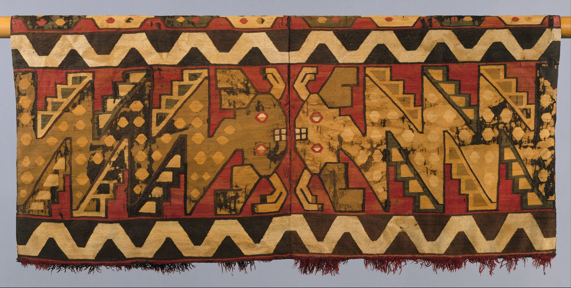 Tunika se střetnuvšími se sumci by Unknown Artist - 800 – 850 n. l. - 54,6 × 109,9 cm 