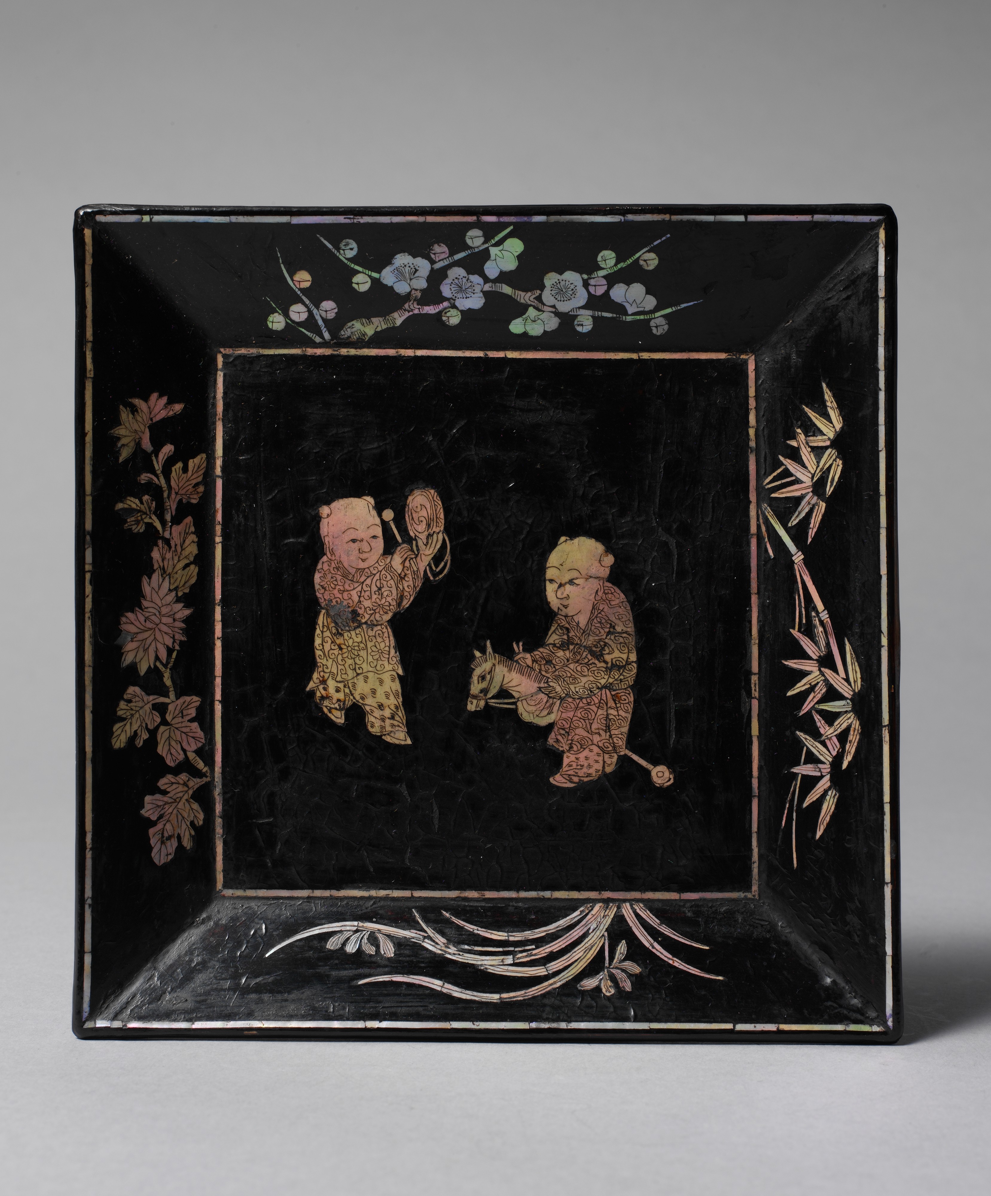 ظرف با دو پسر by Unknown Artist - قرن شانزدهم - ۱.۹ × ۱۴.۳ × ۱۴.۳ سانتی‌متر 