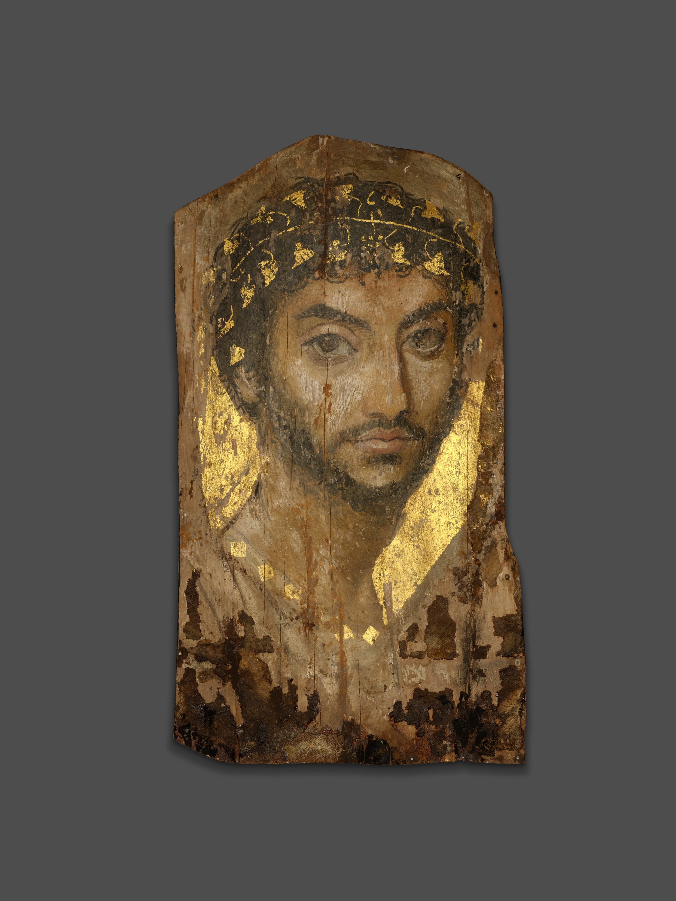 Ritratto di uomo con corona di alloro dorata by Unknown Artist - 101 d.C. - 150 d.C. - 39,4 × 22 × 0,2 cm Art Institute of Chicago