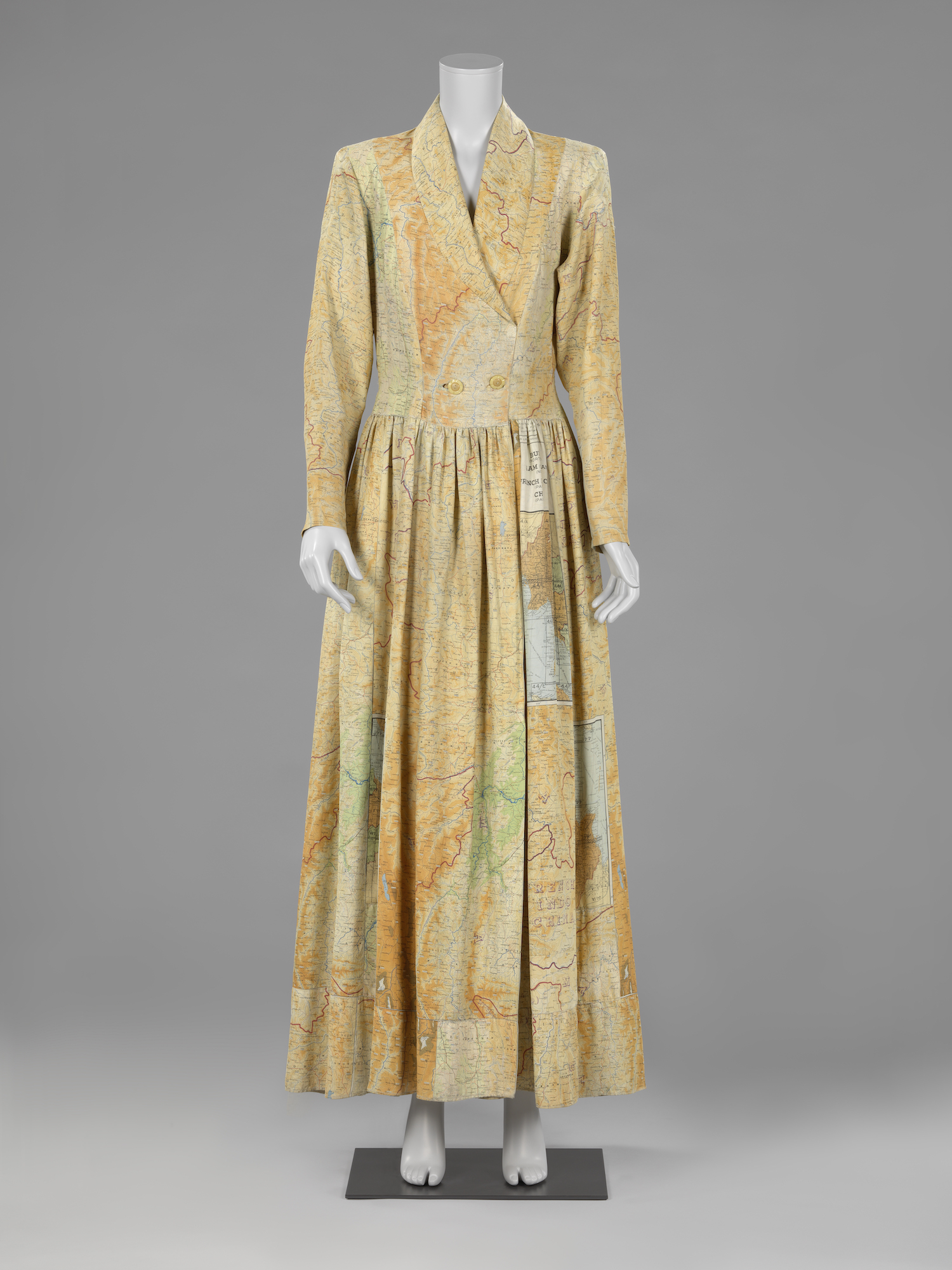 絲綢地圖製作的家居服 by Jeanne Terwen-de Loos - 1945 年 - 155 x 82 x 40 cm 
