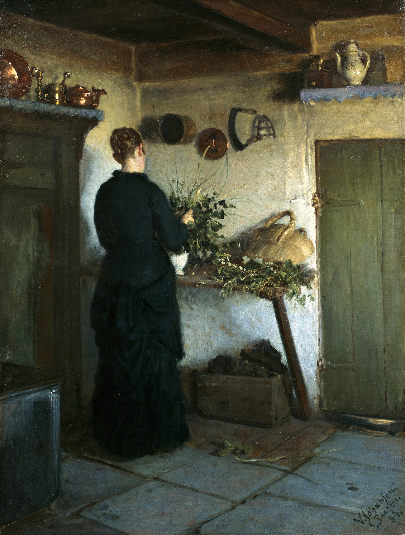 Keukeninterieur. De vrouw van de kunstenaar schikt bloemen by Viggo Johansen - 1884 - 84 x 64 cm Skagens Kunstmuseum