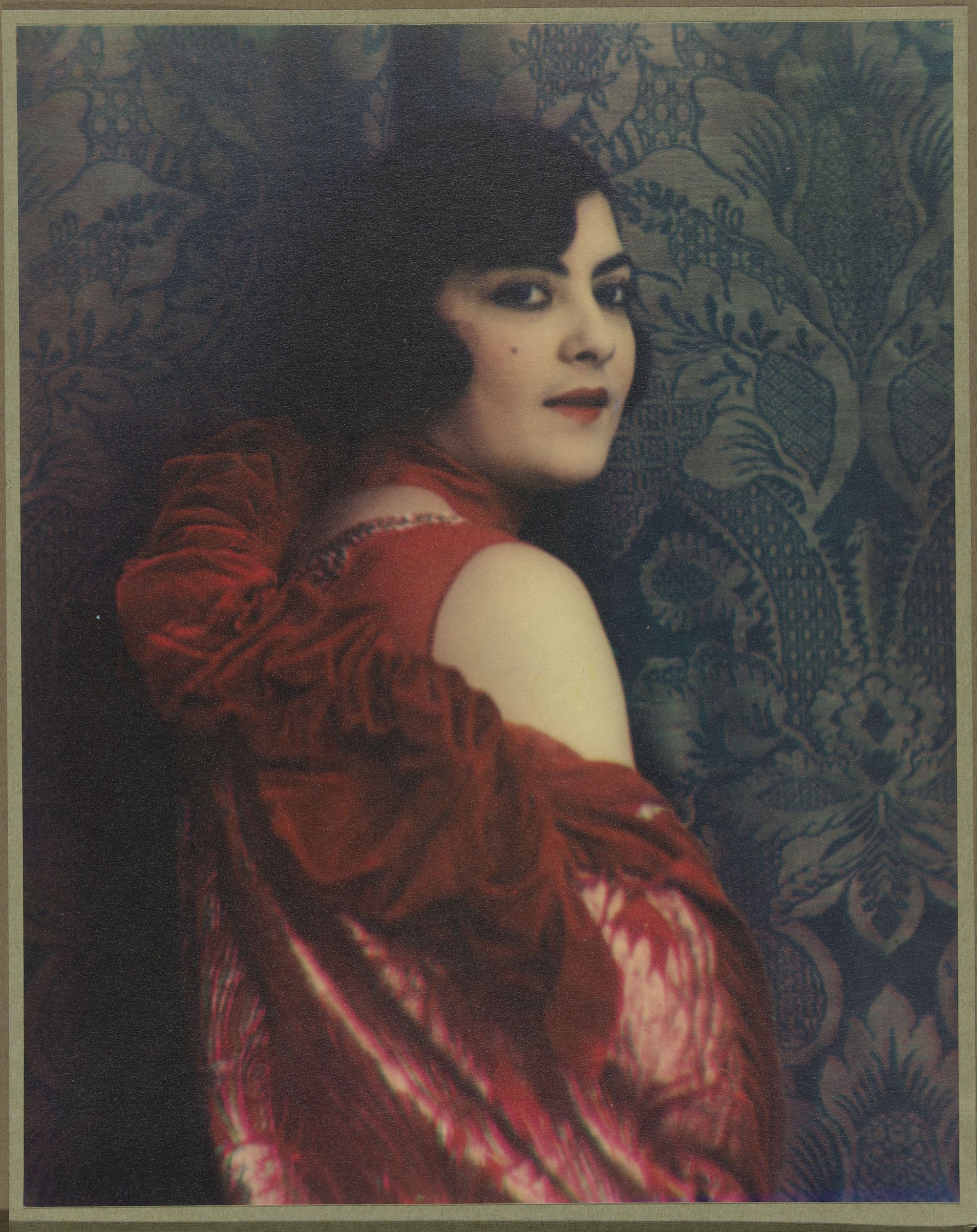 Portrét ženy v červených šatech by Jacob Merkelbach - 1920-1930 - 272 mm × 215 mm 