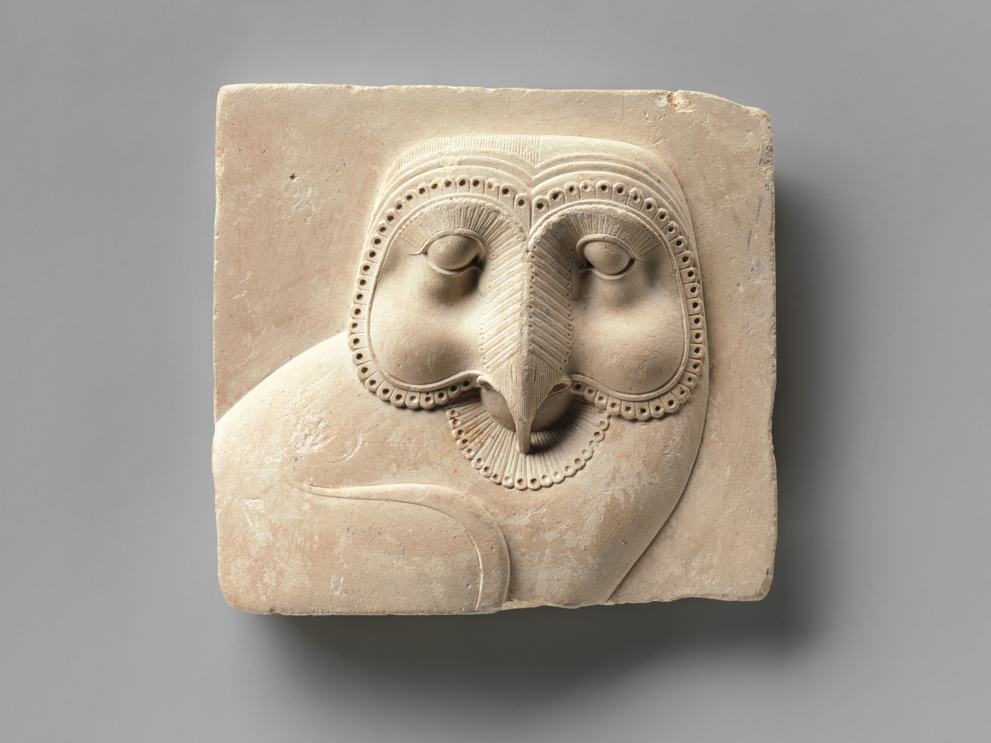 貓頭鷹臉的象形浮雕牌匾 by Unknown Artist - 公元前400–30年 - 10.3 x 11.1 x 2.5 cm 