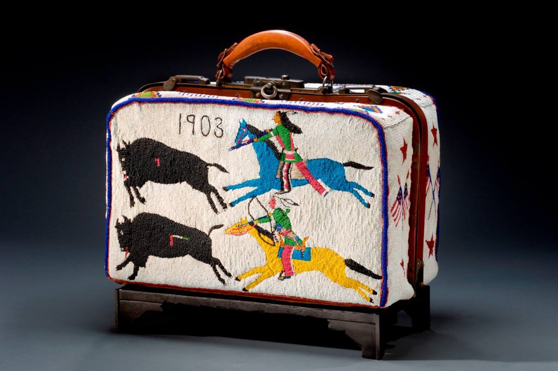 Walizka z naszywanymi koralikami by  Nellie Two Bear Gates - 1903 - 24,1 × 38,1 cm 