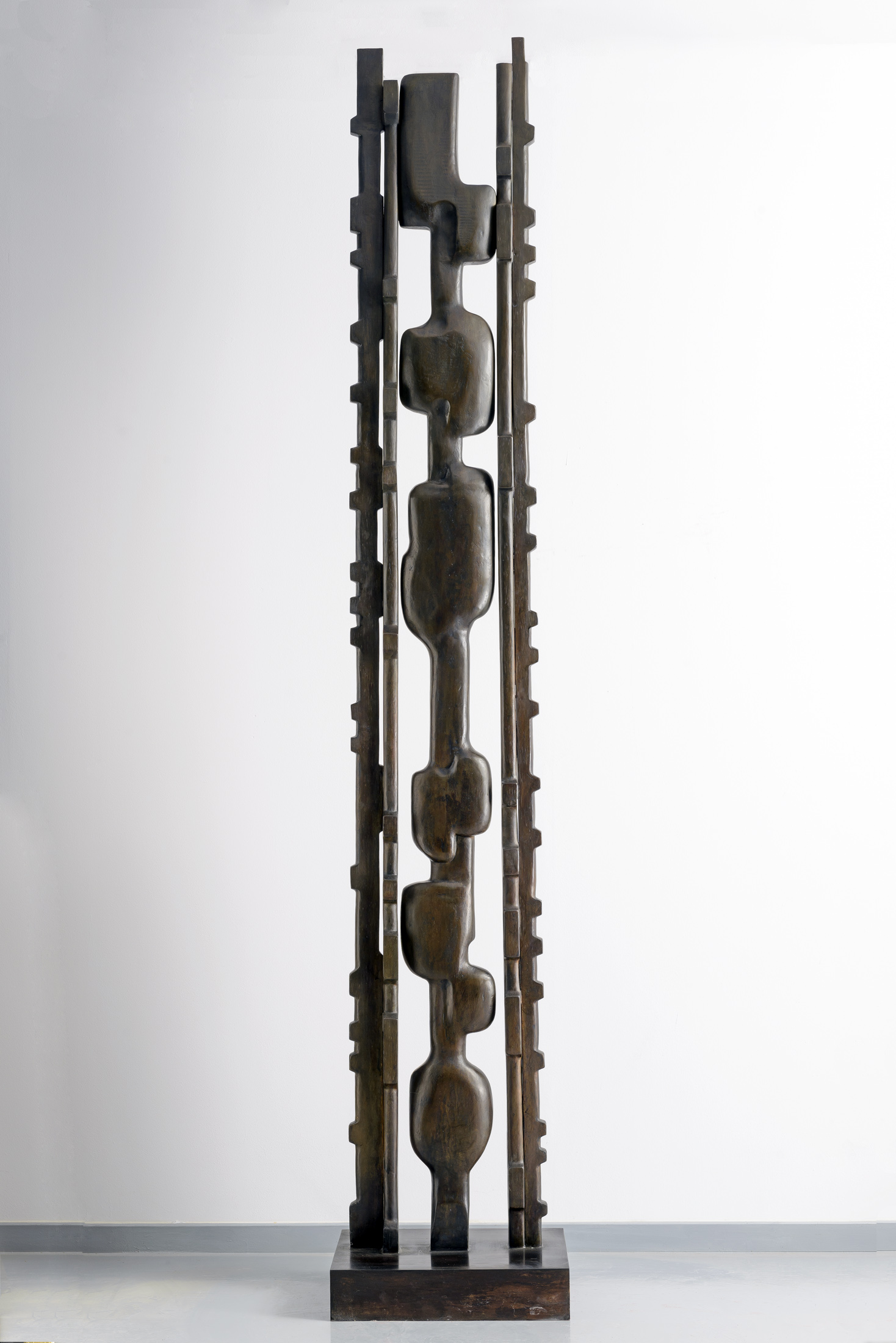 塔科馬森林 by François Stahly - 1961-66 - 253 x 46 x 34 cm 