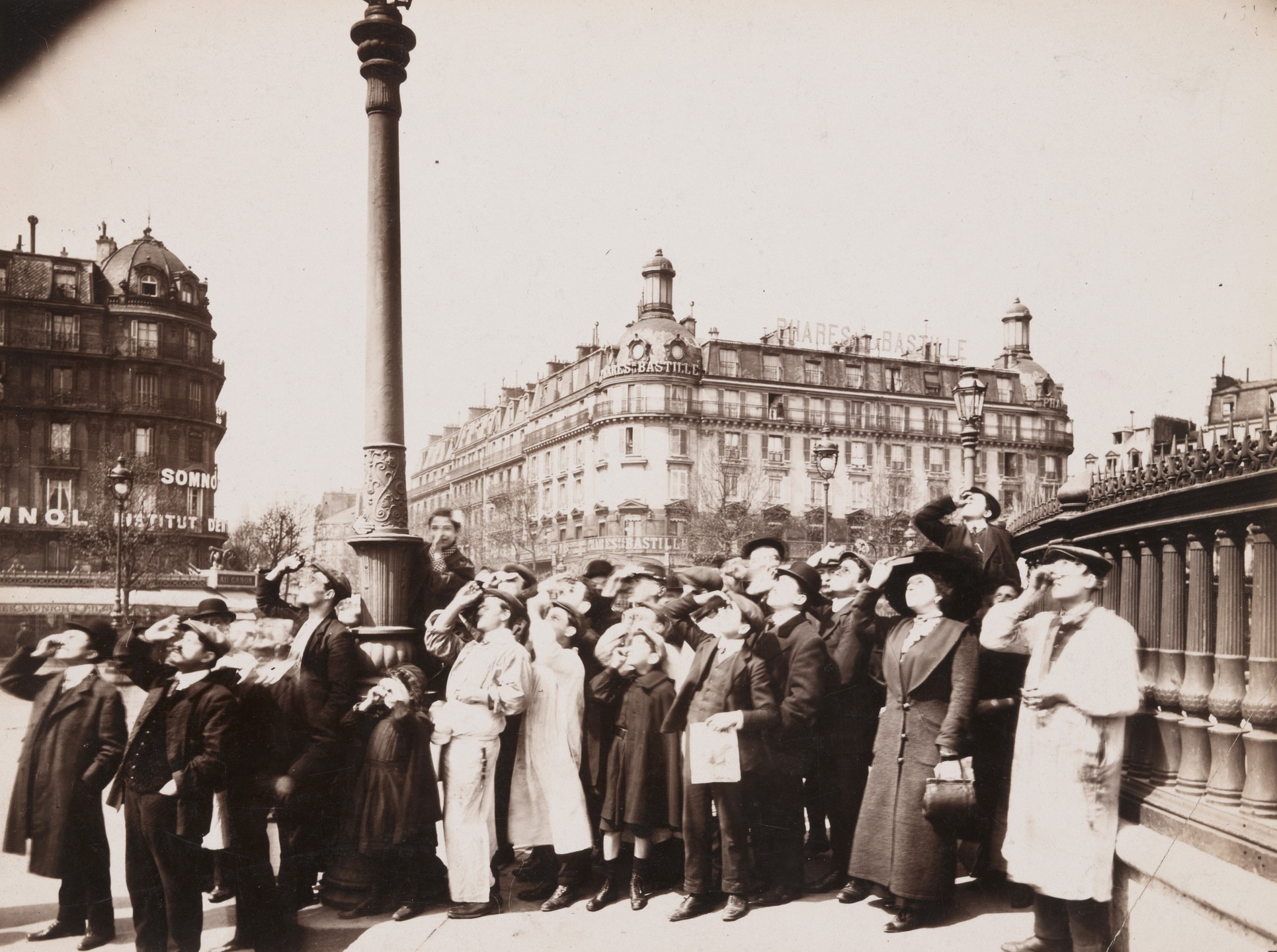 در هنگام خورشیدگرفتگی by Eugène Atget - 1912 - 16.3 × 21.9 cm 